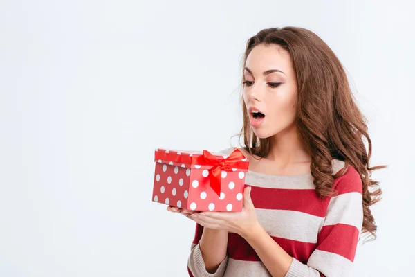 Jonge verbaasd vrouw met luxe-geschenketui — Stockfoto