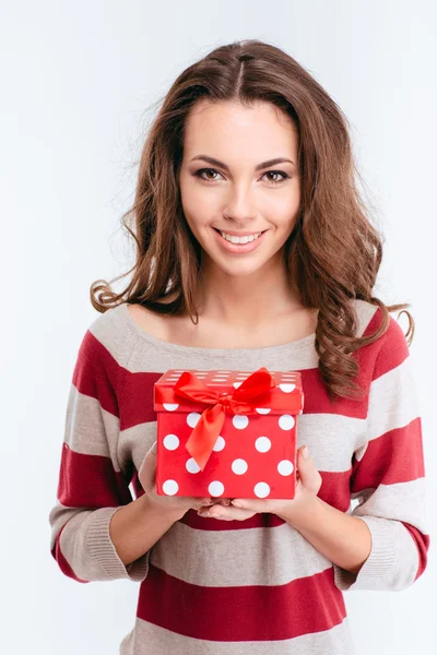 Молодая улыбающаяся женщина с подарочной коробкой — стоковое фото