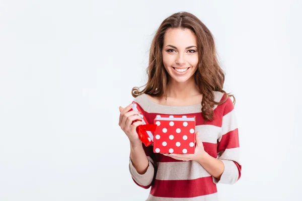 Lächelnde süße Frau öffnet Geschenkbox und schaut in die Kamera — Stockfoto