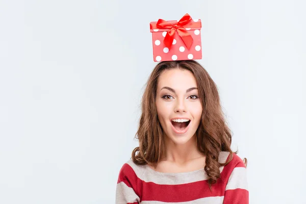 Веселая женщина с подарочной коробкой на голове — стоковое фото