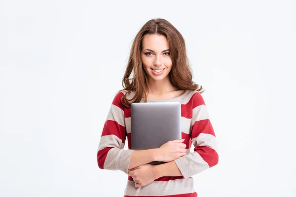 Mujer sonriente sosteniendo ordenador portátil —  Fotos de Stock