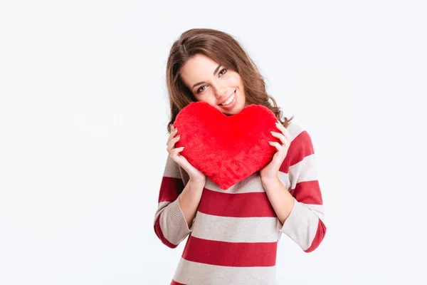 Sorrindo mulher bonita segurando coração vermelho — Fotografia de Stock