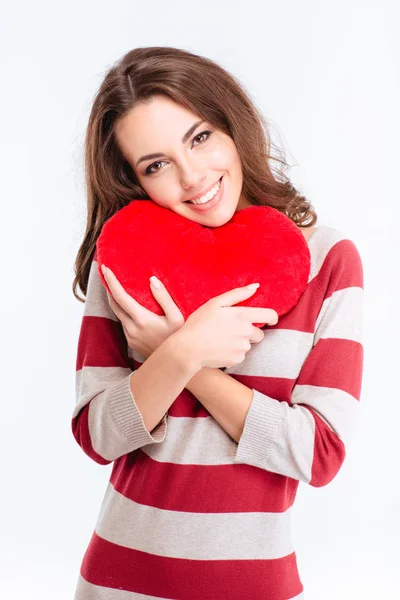 Portrait d'une femme heureuse tenant le cœur rouge — Photo