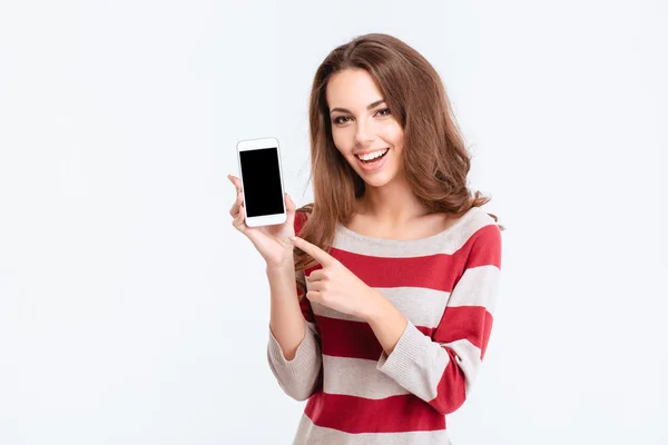 Mulher alegre mostrando tela de smartphone em branco — Fotografia de Stock