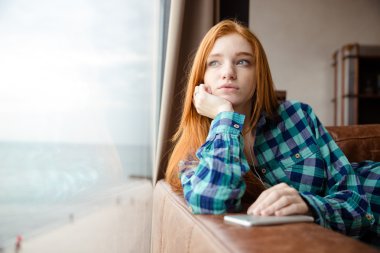 Pencereden dışarı bakıyor ve müzik rüya kız