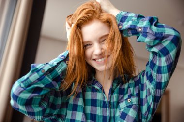 Tousled Kızıl saçlı Kareli gömlekli eğlenceli komik kız