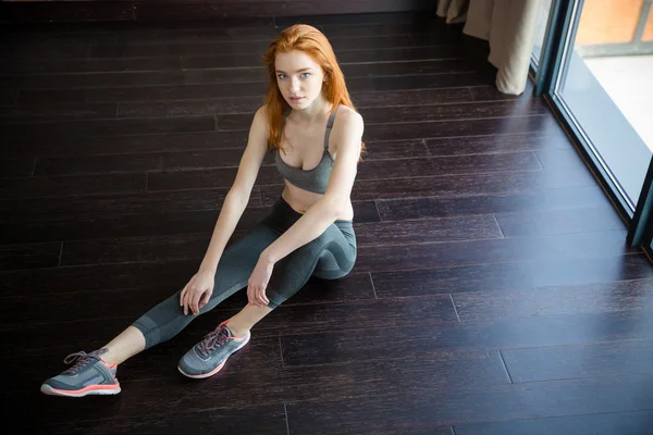 Redhead woman sitting on the floor — Stock Photo, Image