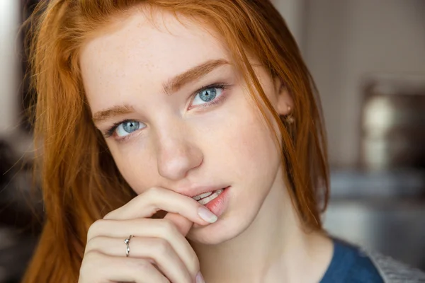 Redhead vrouw kijken camera — Stockfoto