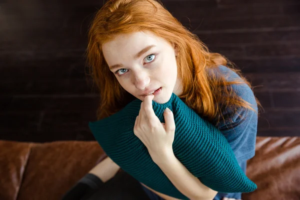 Bovenaanzicht van dame zittend op een bank en op zoek camera — Stockfoto