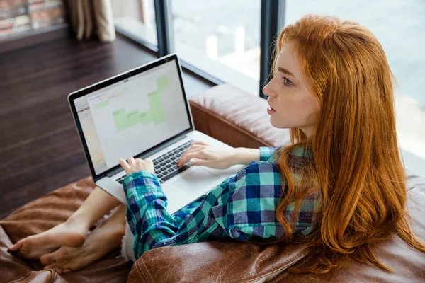 Vue arrière de la fille concentrée travaillant avec un ordinateur portable — Photo