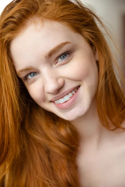 Primer plano retrato de encantadora dama positiva con el pelo largo y rojo —  Fotos de Stock