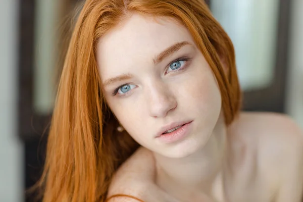 Thoughtful redhair woman looking away — Stock Photo, Image