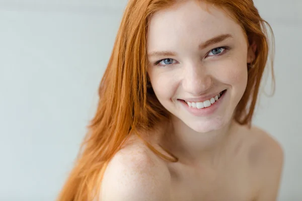 Lachende redhead vrouw kijken camera — Stockfoto