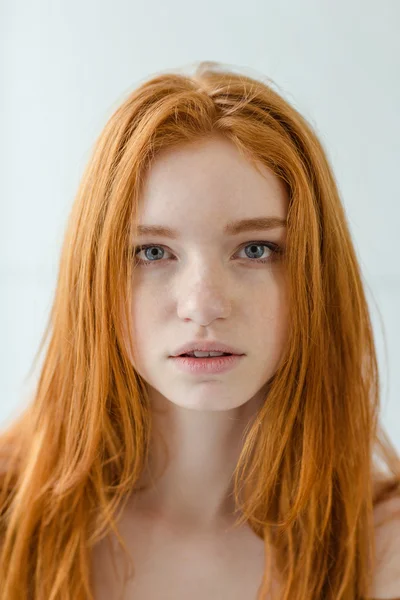 Redhead vrouw kijken camera — Stockfoto