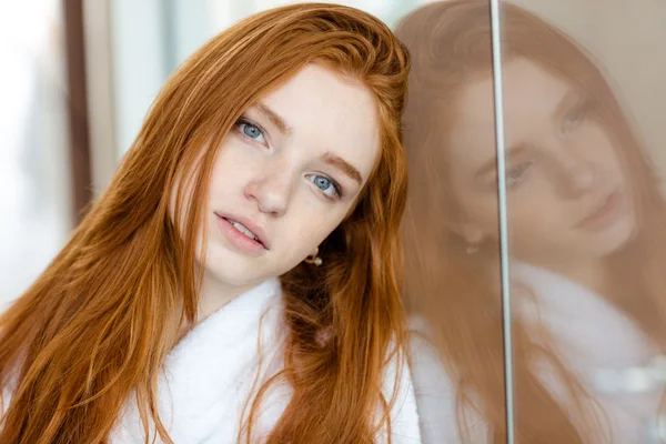 Retrato de uma mulher ruiva bonita em roupão — Fotografia de Stock