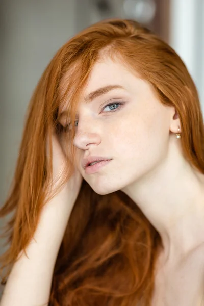 Femme rousse regardant la caméra — Photo