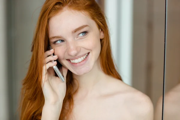 Donna rossa che parla al telefono — Foto Stock