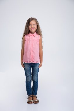 Küçük kız uzakta boşaltmak