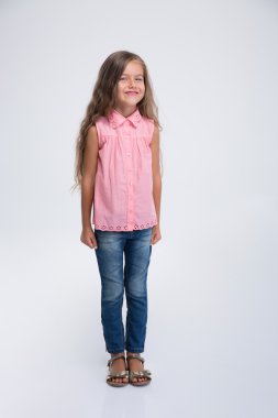 Tam uzunlukta bir gülümseyen sevimli küçük kız portresi 