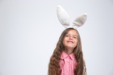 Tavşan kulakları ile mutlu bir küçük kız portresi