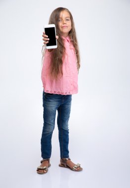 Küçük kız gösteren smartphone ekran