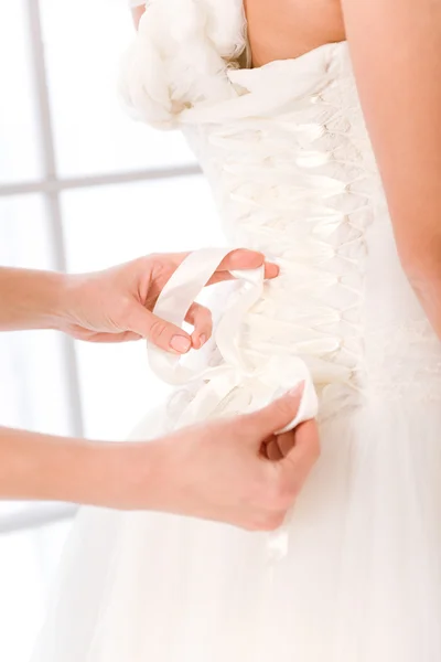 Mariée mettant robe de mariée blanche — Photo