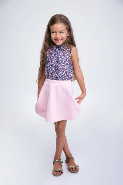 Pełnej długości piękny portret ładny uśmiechający się małej dziewczynki — Zdjęcie stockowe