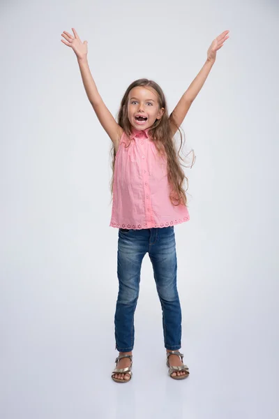Веселая маленькая девочка с выражениями эмоций — стоковое фото