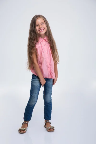 Full längd porträtt av glad liten flicka — Stockfoto
