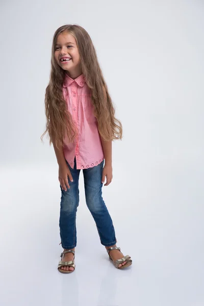 Full längd porträtt av en skrattande liten flicka — Stockfoto