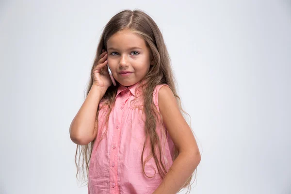 행복 한 어린 소녀는 전화 통화의 초상화 — 스톡 사진