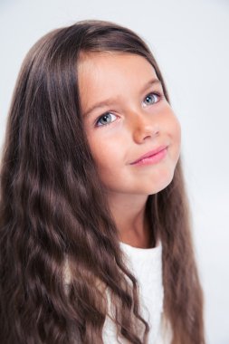 Ararken bir düşünceli kız portresi 