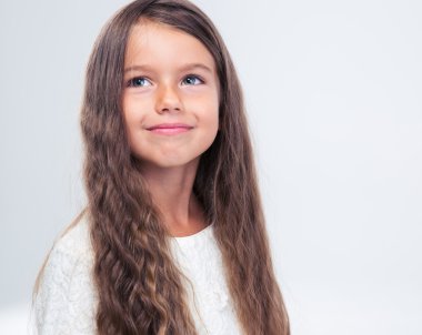 Ararken bir düşünceli kız portresi 