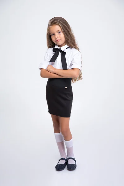 Full längd porträtt av en liten skolflicka — Stockfoto