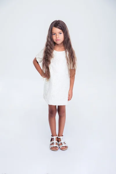 Full längd porträtt av en söt liten tjej — Stockfoto