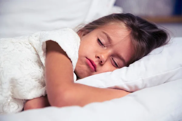 Девочка отдыхает в постели — стоковое фото