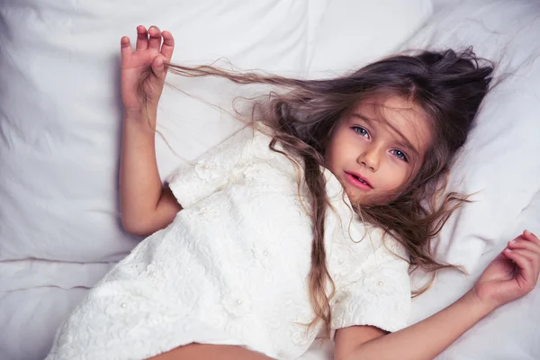 Little girl lying in bed — Stock Photo, Image