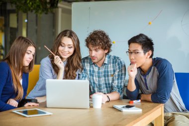 birlikte dizüstü bilgisayar kullanan bir grup öğrenci
