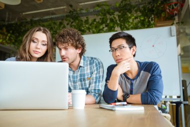 Emin konsantre öğrencilerin öğrenme ve laptop ile eğitim