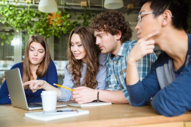 Grup yeni office projesinde tartışırken iş ortakları