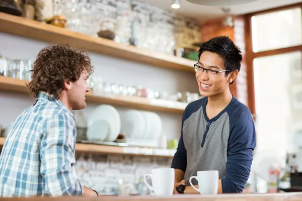 Dois jovens homens bonitos conversando no café — Fotografia de Stock