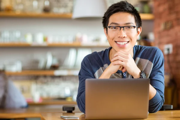 Positivo asiático macho en gafas con portátil — Foto de Stock