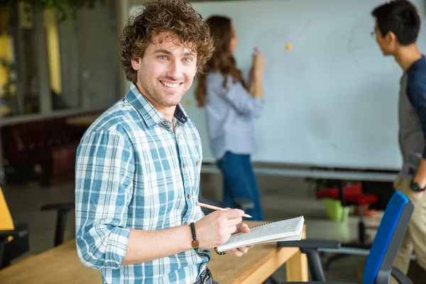 Szczęśliwy człowiek uśmiechający się studia z uczniami w klasie — Zdjęcie stockowe