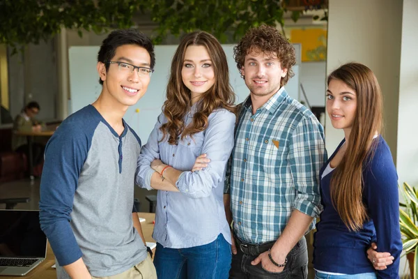 Groep glimlachend mooie inhoud ervan overtuigd studenten permanent samen — Stockfoto