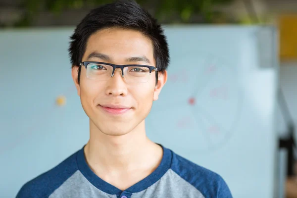 Guapo atractivo joven asiático macho en gafas —  Fotos de Stock