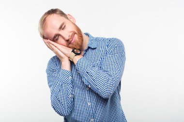 Mutlu casual adam ayakta ve uyku