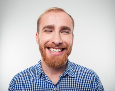 Genç hipster man gülüyor