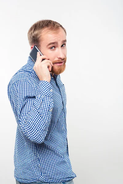 Portrait of a casual man talking on the phone — Stock Photo, Image