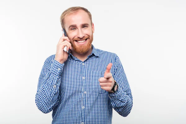 Glimlachende man aan de telefoon — Stockfoto