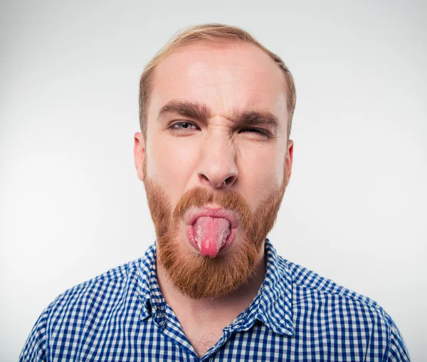 Porträtt av en avslappnad man visar sin tunga — Stockfoto
